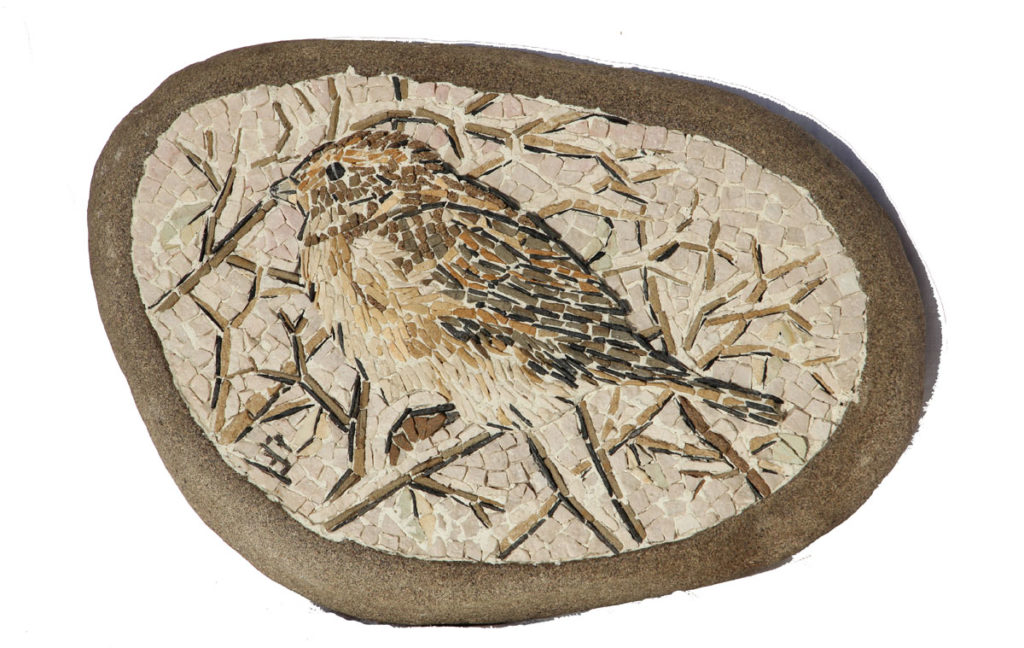 Passerotto nel sasso in rilievo / Sparrow in relief in stone